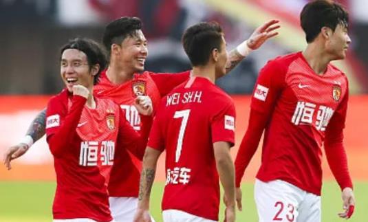 英超曼城补时争议点球绝杀曼联终结五连胜登顶引热议