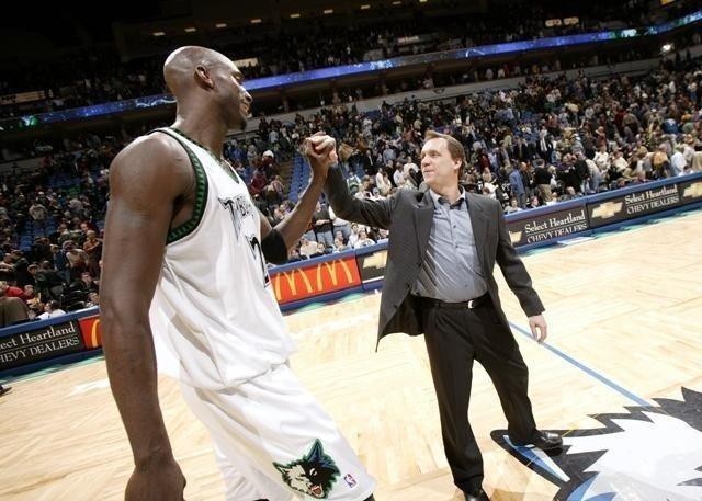 NBA季后赛首轮，爱德华兹绝杀助森林狼晋级